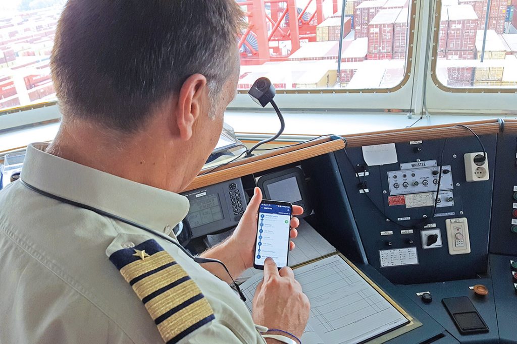 Schiffskapitän mit Smartphone
