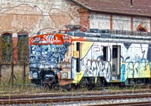 Graffiti Vandalismus am Zug