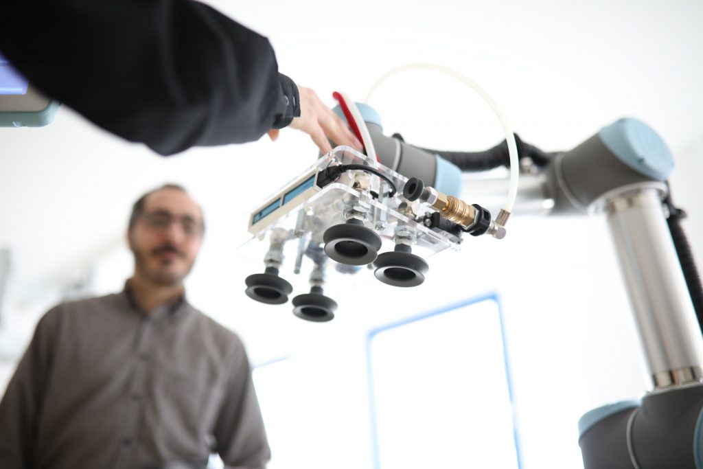 Menschen und Roboter arbeiten hand in hand in der Test und Integrationsplattform Industrie 4.0